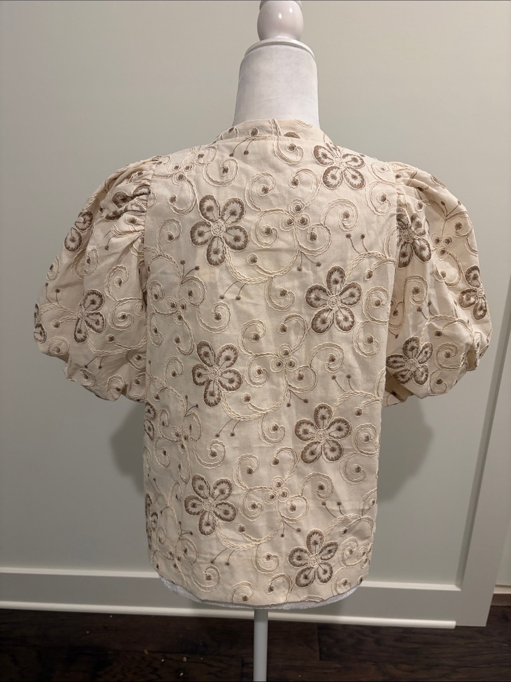 New With Tags Glam Embroidered Detail Puff Sleeve Neutral Top Sz S - Picture 4 of 8